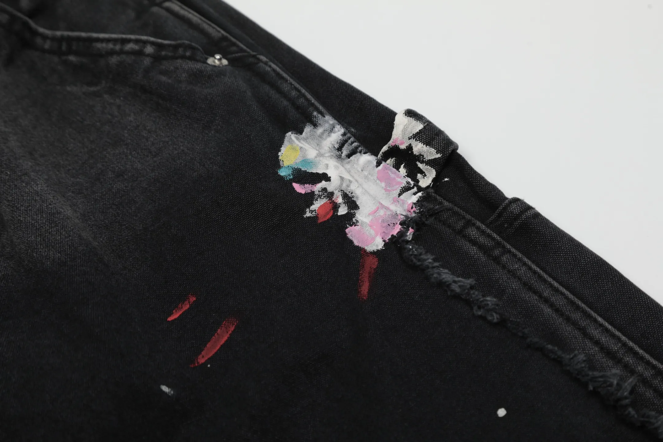 #8168 P250💰 GALLERY DEPT American retro splash-ink splicing micro-horn logging overalls raw edge jeans - Original purchase and pattern making to truly restore the ultimate texture of Vintage - Original hardware accessories, washed and other elevators, QR code analysis are all purchased from the original factory, high degree of restoration, welcome to compare with a certain product ~ - Three-dimensional version Loose and comfortable, not picky about the figure, taller and slimmer, factory Seiko, original factory quality control, same style for men and women, can be matched with couples Versatile recommendation: must-have jeans for all seasons Size: S-XXL (28-36)